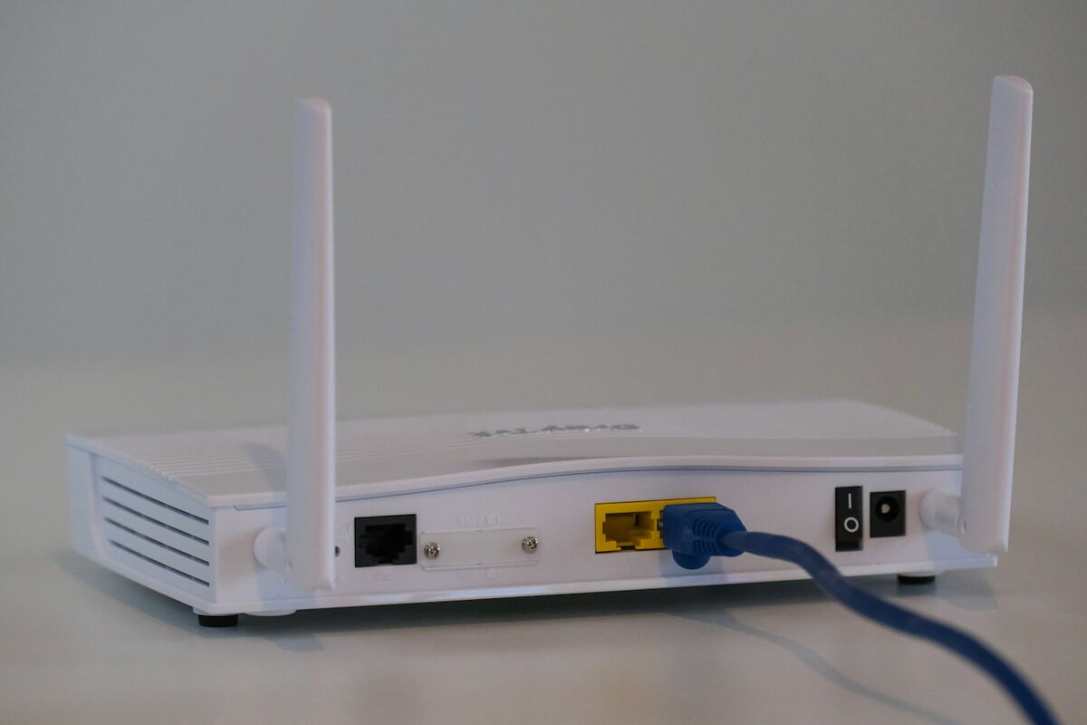 WLAN-Router auf einem Tisch